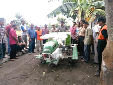 GAPOKTAN DESA SRIGADING MENGADAKAN BIMTEK ALAT TANAM “RICE TRANSPLANTER”